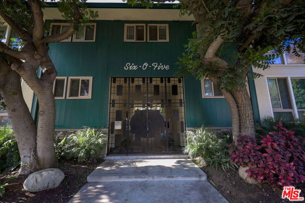 Los Angeles, CA 90049,605 S Barrington AVE #24