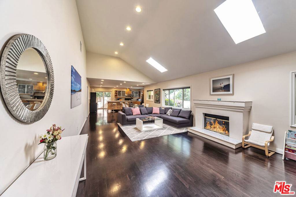 Los Angeles, CA 90027,3938 Tracy ST