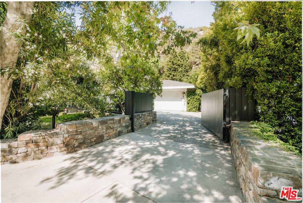 Los Angeles, CA 90049,2610 Mandeville Canyon RD