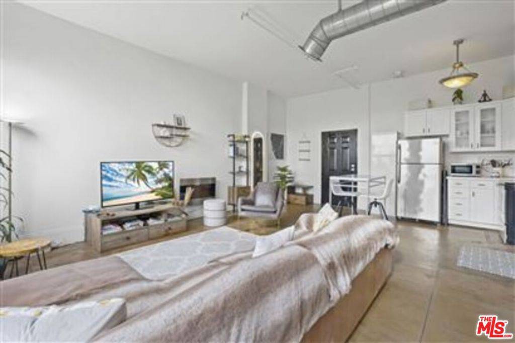 Los Angeles, CA 90012,108 W 2nd ST #214