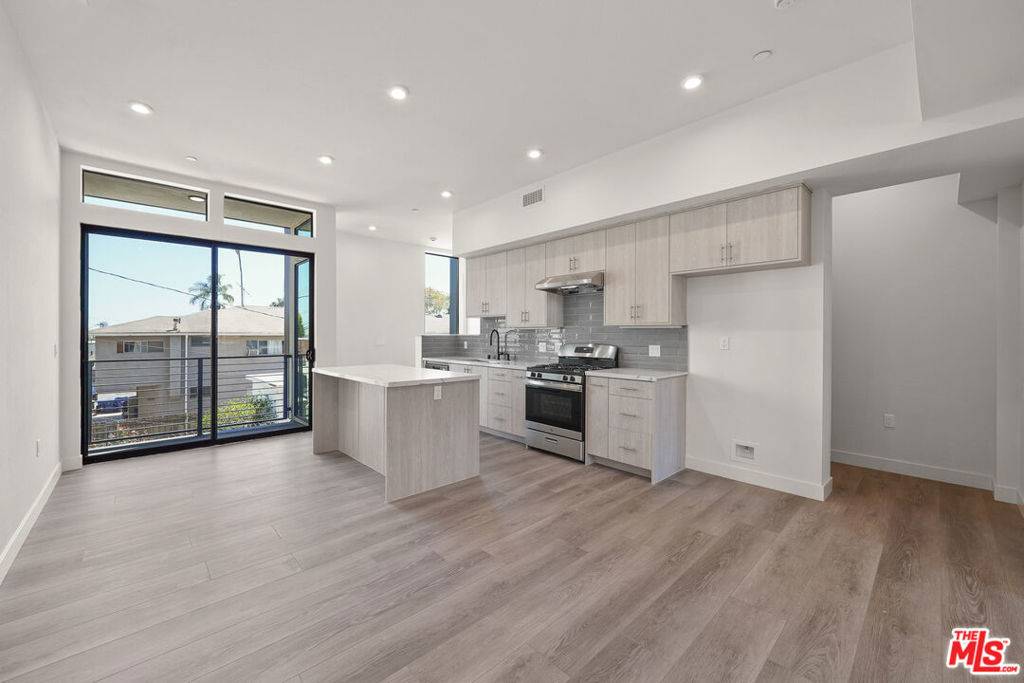 West Hollywood, CA 90046,1202 1/2 N Orange
