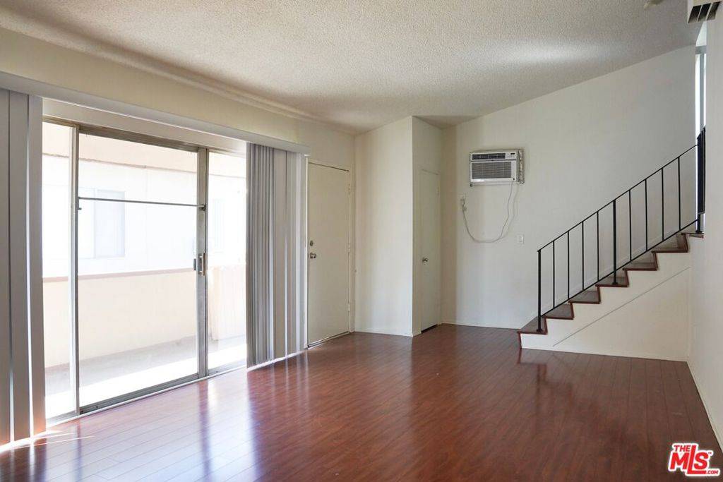 Tarzana, CA 91356,18444 Collins ST #14