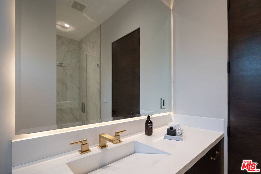 Los Angeles, CA 90046,2371 Achilles DR