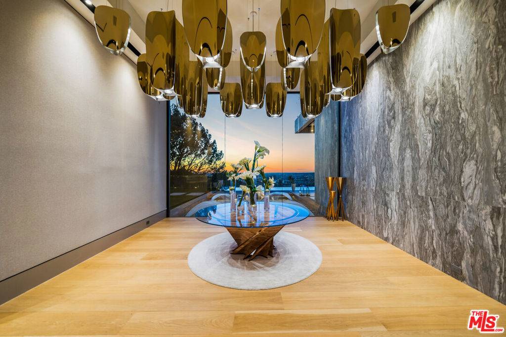 Los Angeles, CA 90069,9330 Flicker WAY