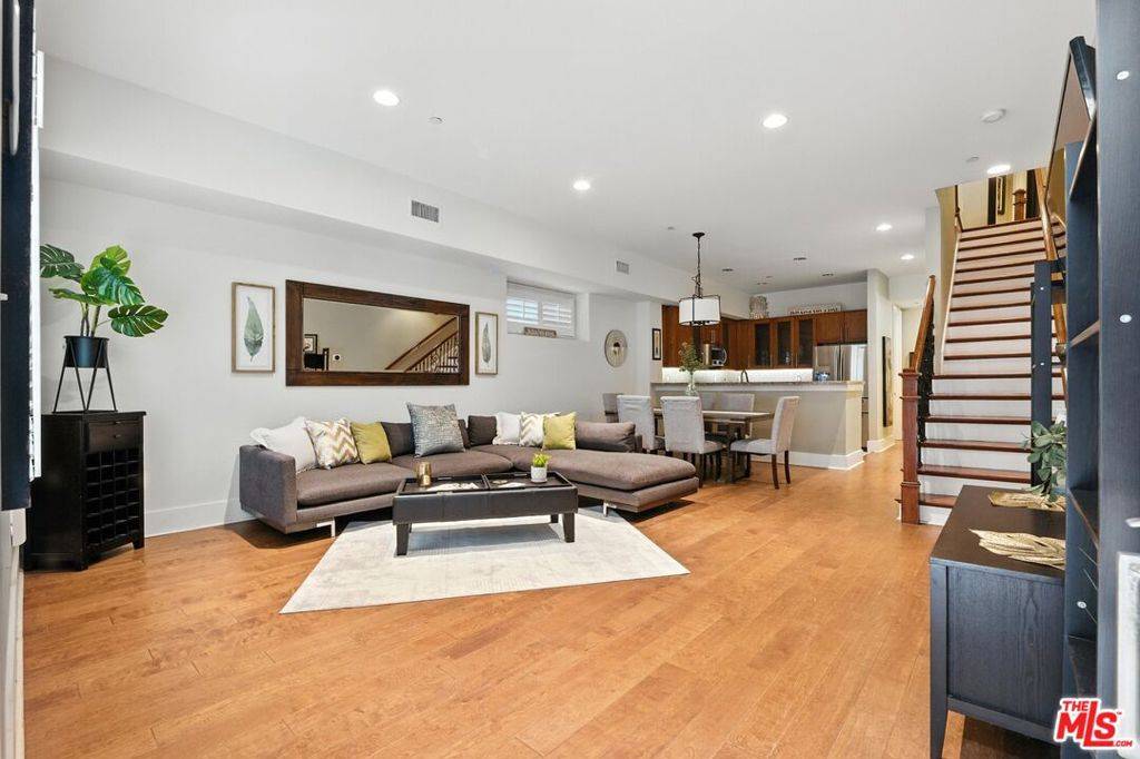 Los Angeles, CA 90068,2020 Holly DR #9
