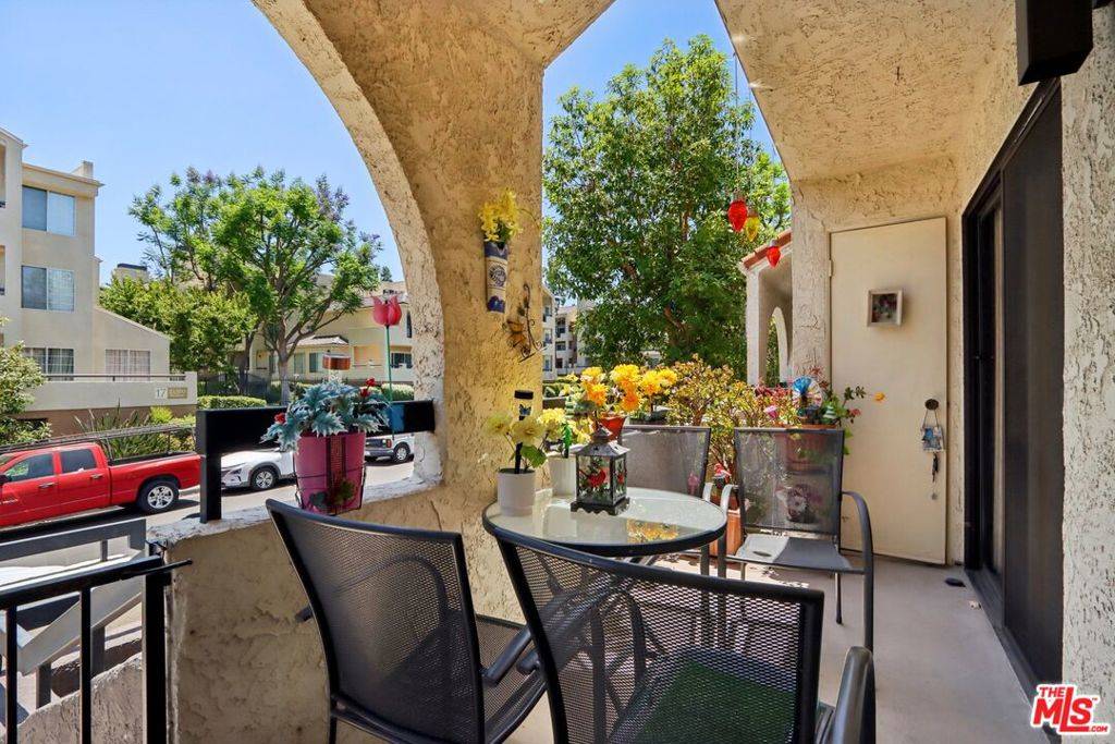 Woodland Hills, CA 91367,21620 Burbank BLVD #9