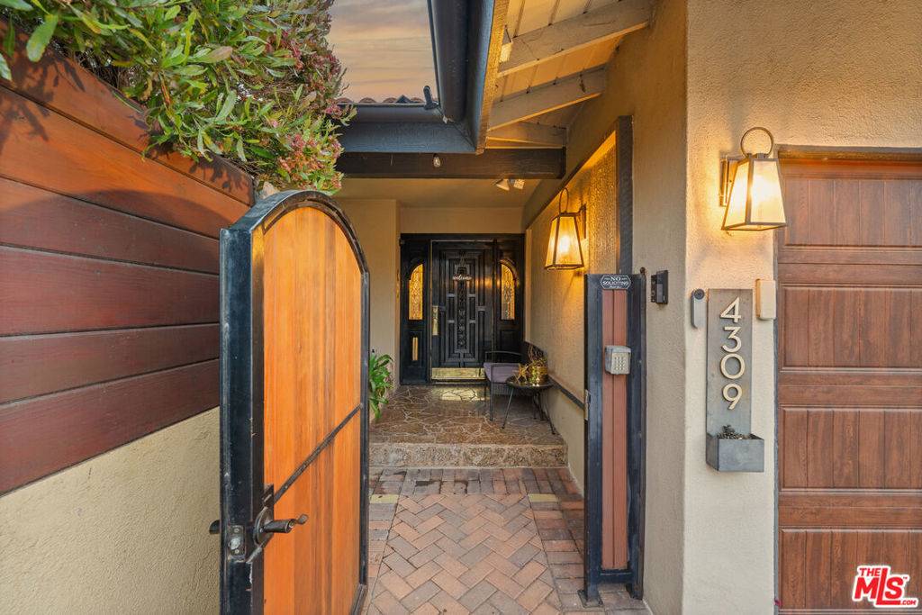 Los Angeles, CA 90008,4309 Don Carlos DR