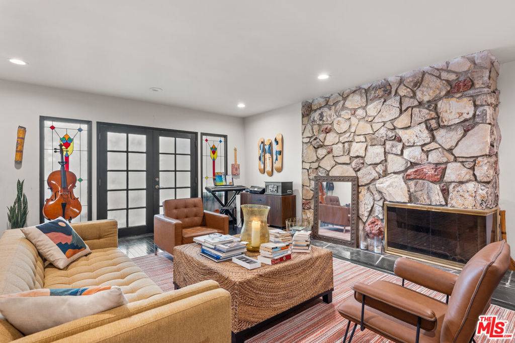 Los Angeles, CA 90008,4309 Don Carlos DR