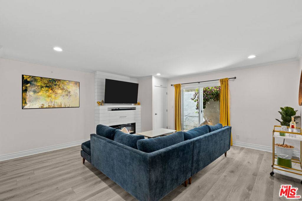 Sherman Oaks, CA 91423,4381 Ventura Canyon AVE #4