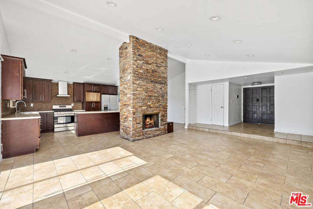 Tarzana, CA 91335,6355 Geyser AVE