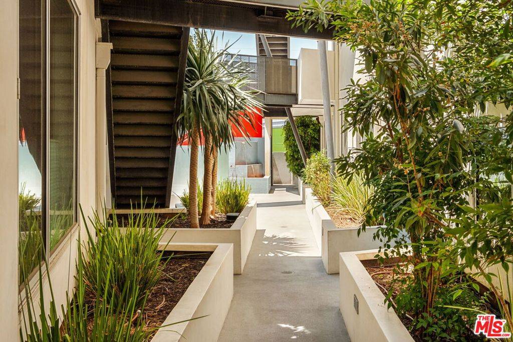 West Hollywood, CA 90048,616 N Croft AVE #6