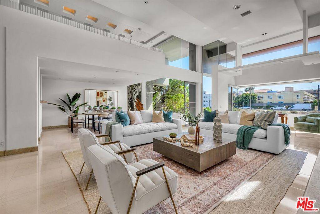 Marina Del Rey, CA 90292,4911 Roma CT