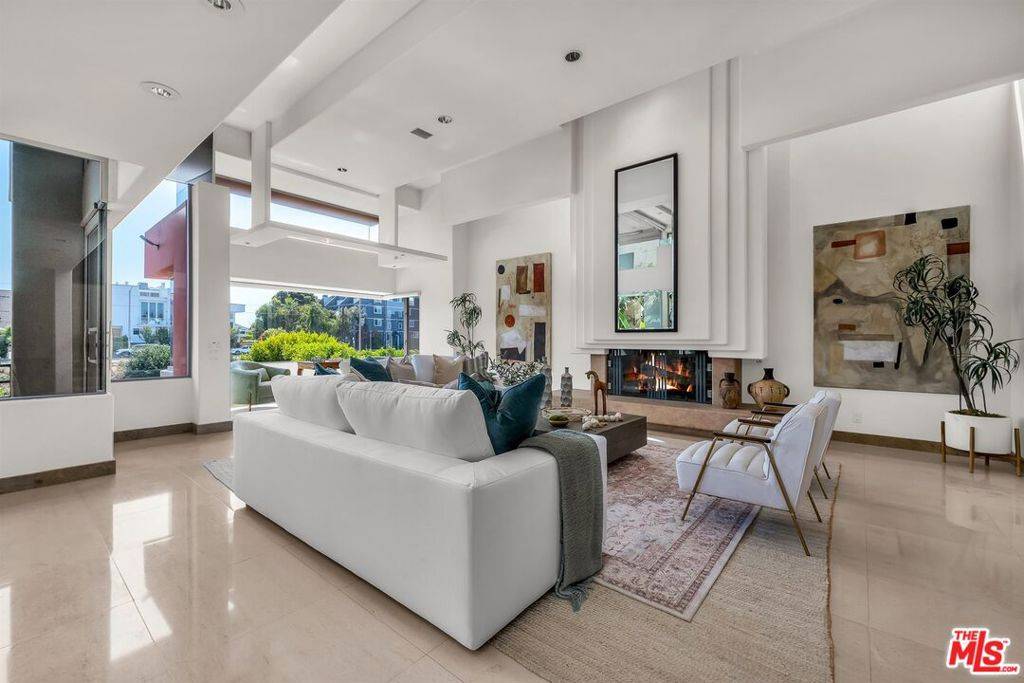 Marina Del Rey, CA 90292,4911 Roma CT