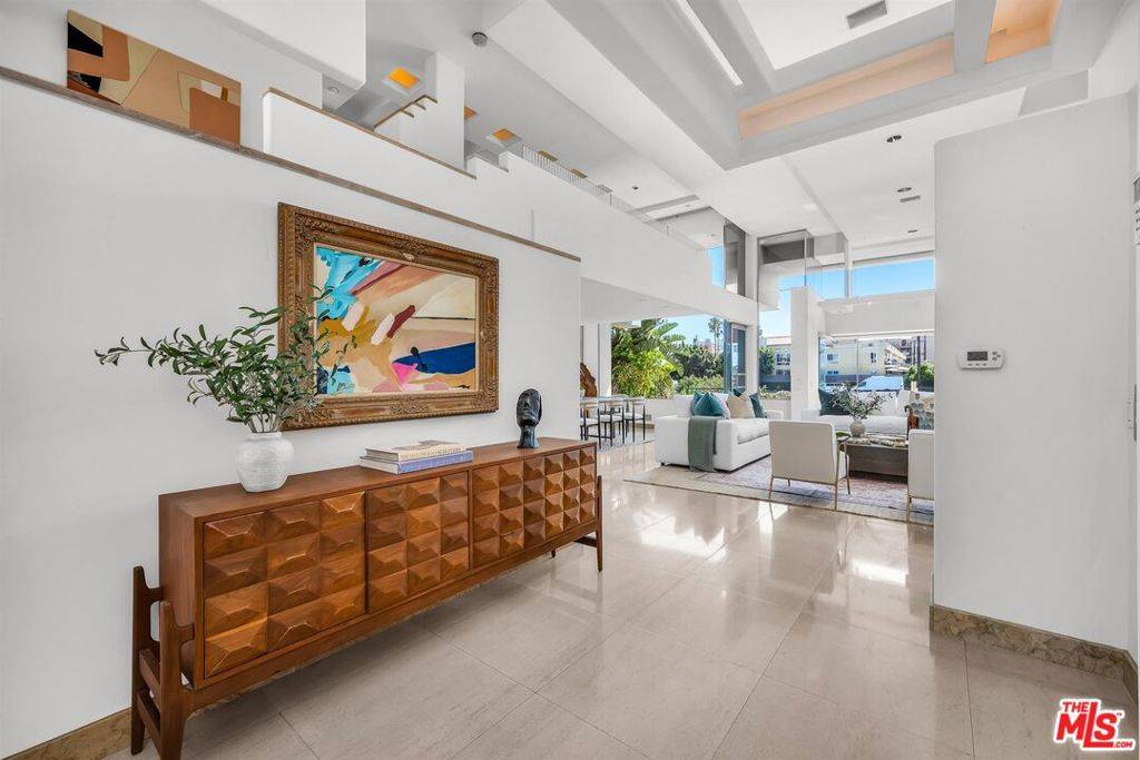 Marina Del Rey, CA 90292,4911 Roma CT