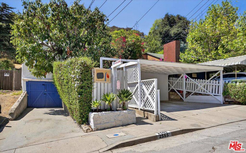 Los Angeles, CA 90068,2565 Glen Green ST