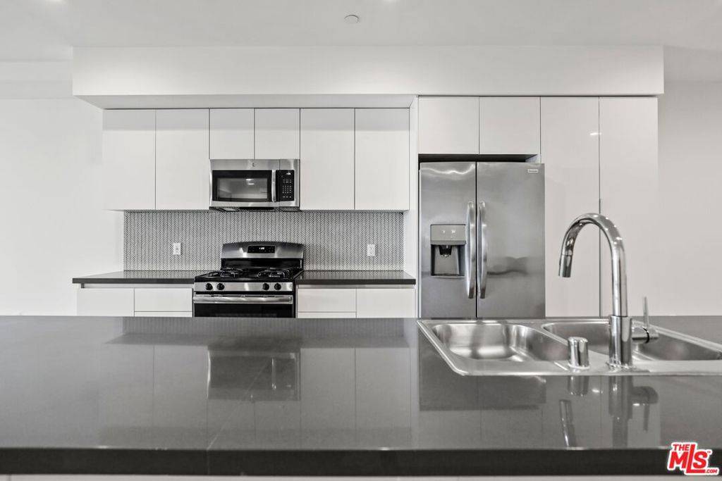 Los Angeles, CA 90049,11818 Dorothy ST #203