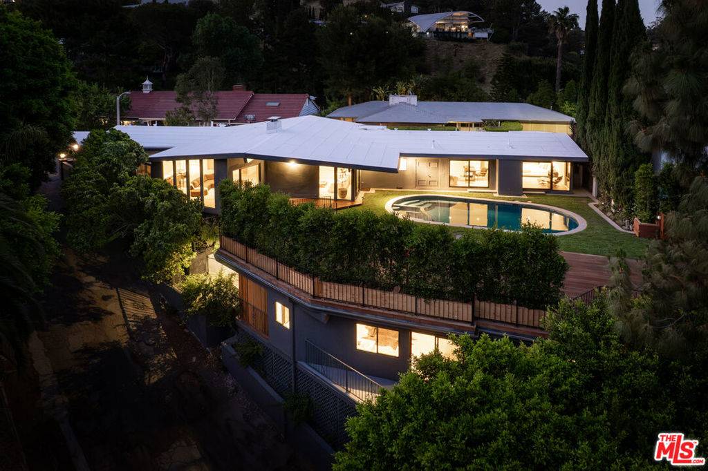 Los Angeles, CA 90046,2247 Chelan PL