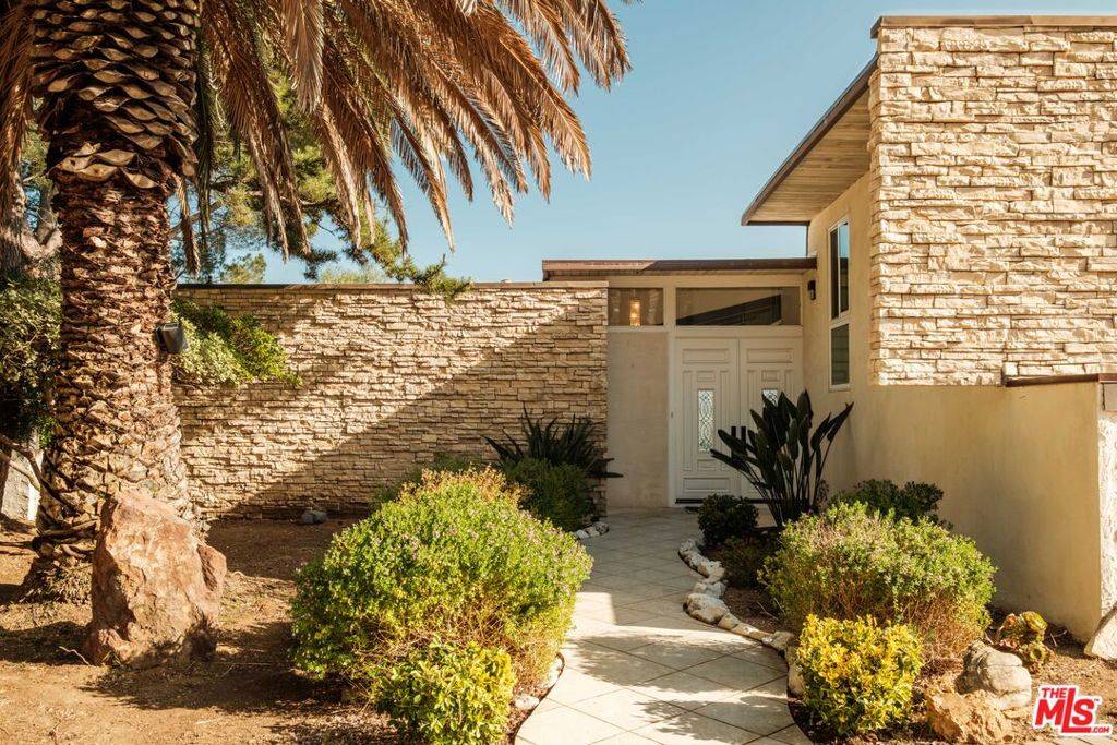 Calabasas, CA 91302,26094 Mulholland HWY