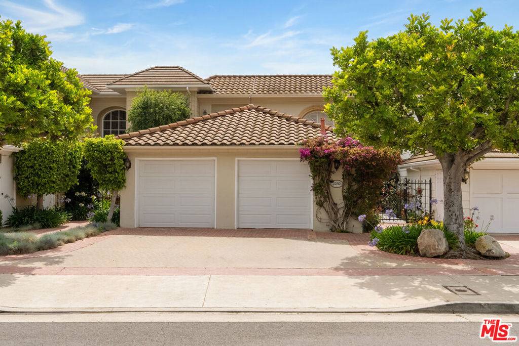 Los Angeles, CA 90049,2282 Canyonback RD