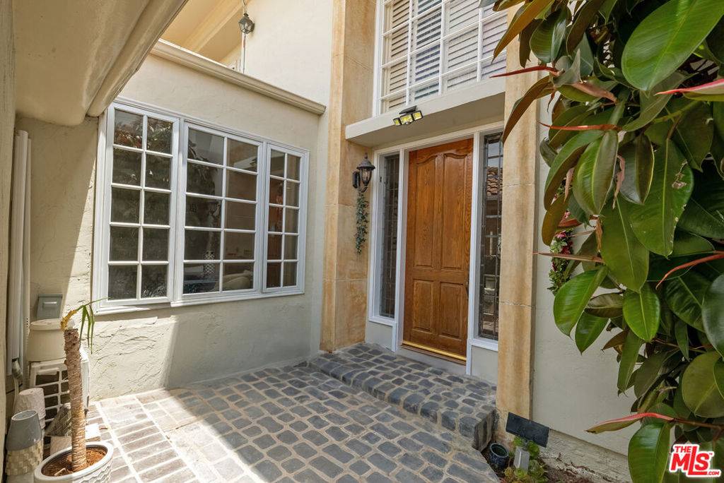 Los Angeles, CA 90049,2282 Canyonback RD