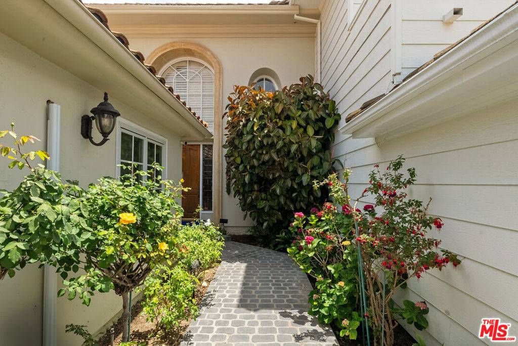 Los Angeles, CA 90049,2282 Canyonback RD