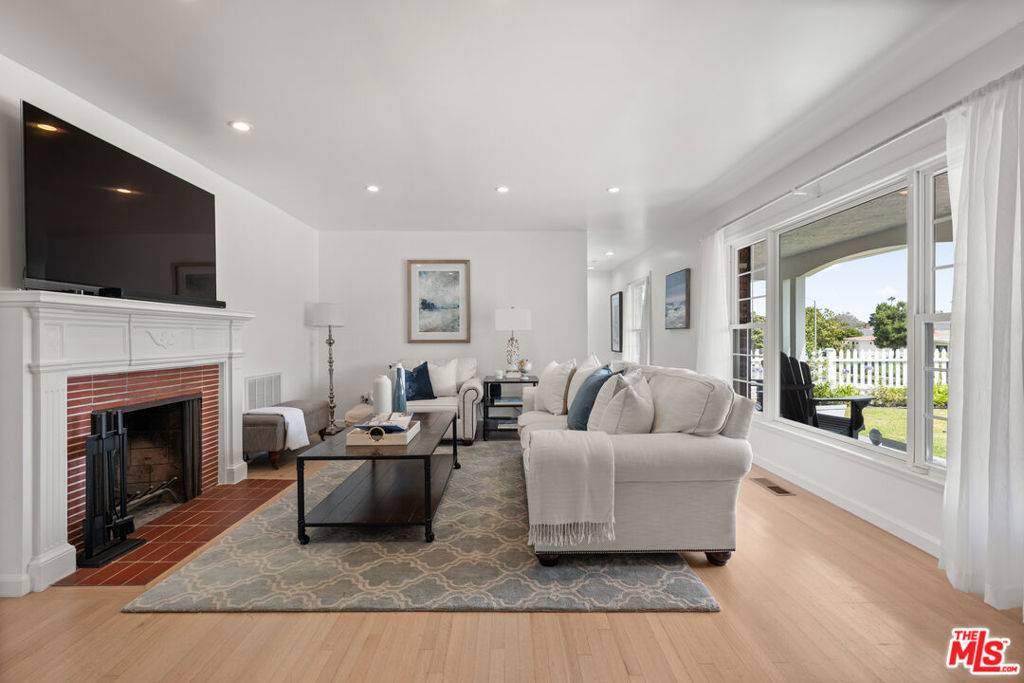 Los Angeles, CA 90045,6399 W 80th ST