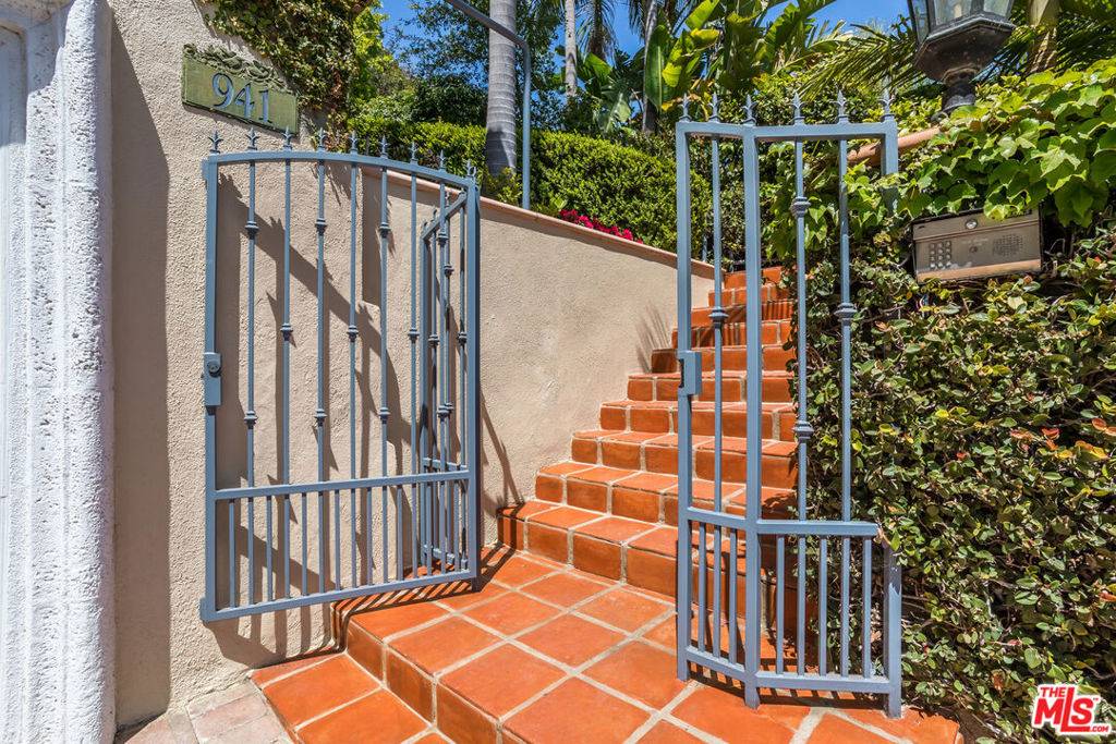 Los Angeles, CA 90049,941 N Norman PL