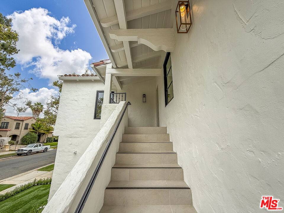 Beverly Hills, CA 90211,150 N Arnaz DR #C