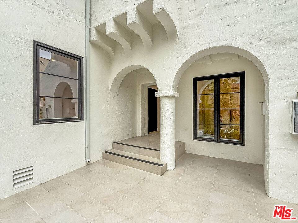 Beverly Hills, CA 90211,150 N Arnaz DR #D