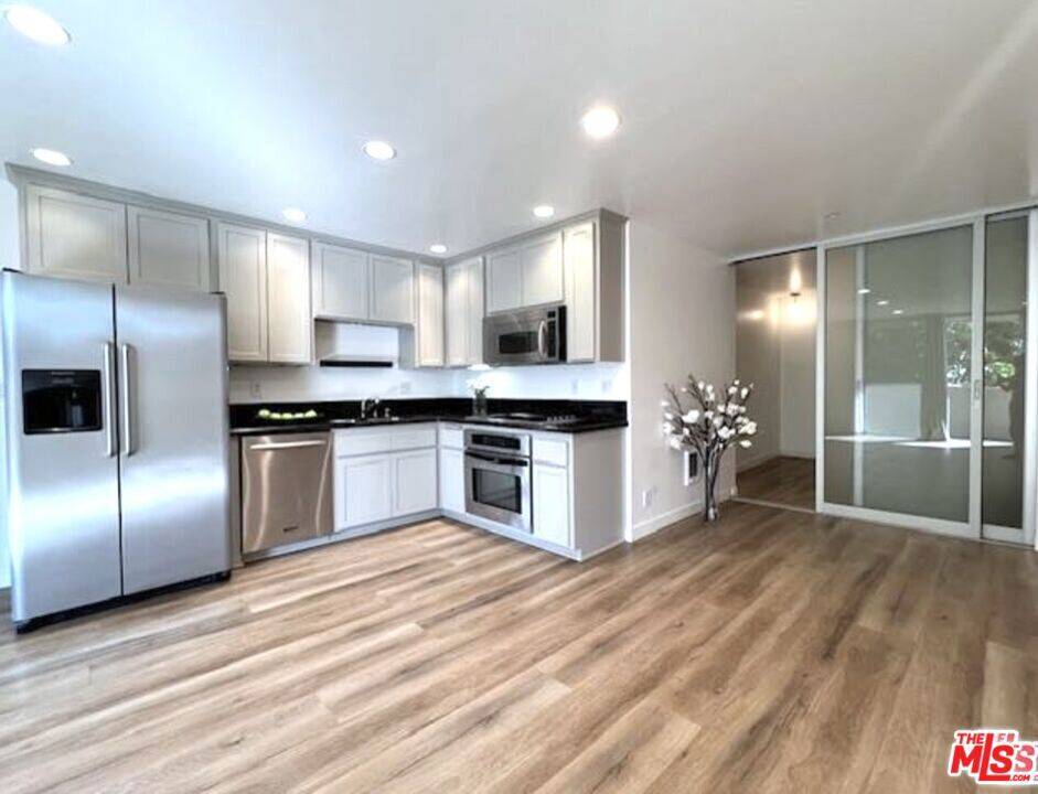 Los Angeles, CA 90049,11645 Montana AVE #222