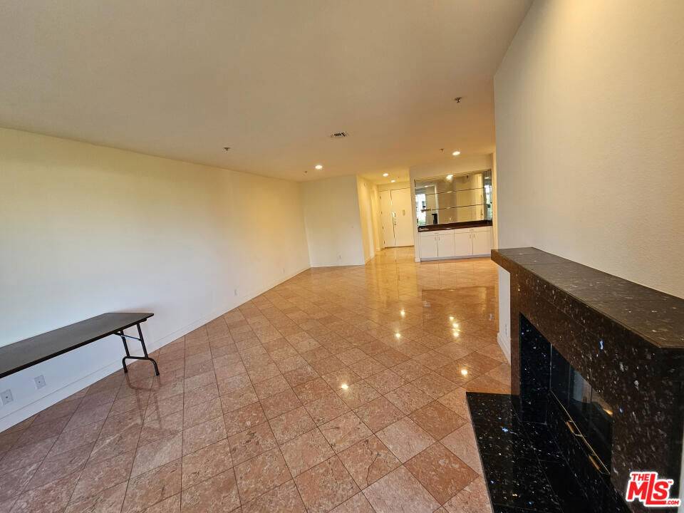 Los Angeles, CA 90020,333 Westminster AVE #304