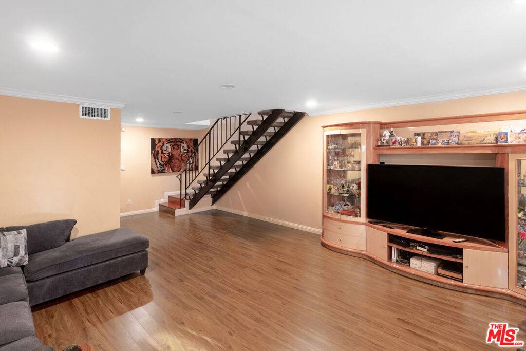 Encino, CA 91436,4610 Densmore AVE #10