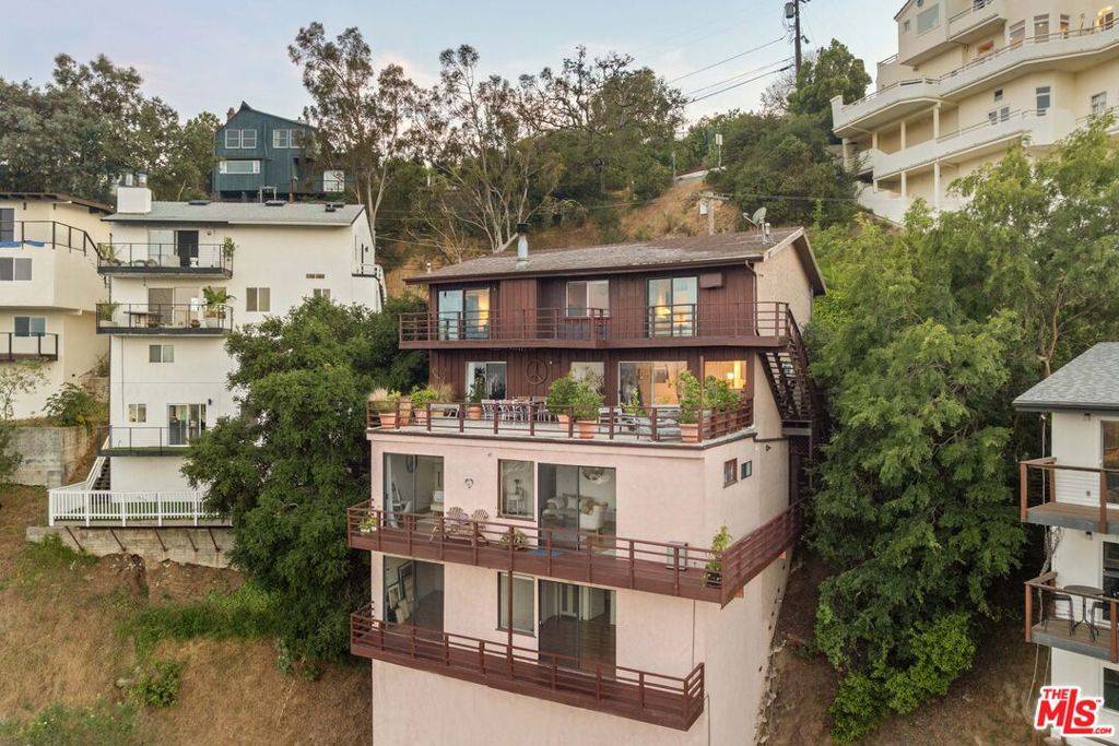 Los Angeles, CA 90046,2154 Beech Knoll RD