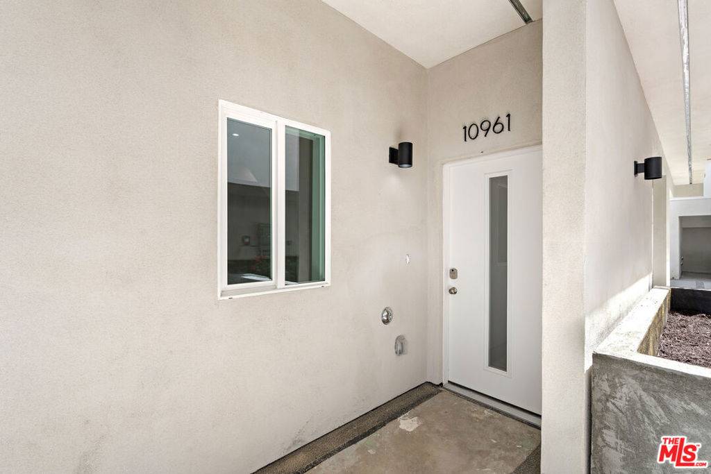 North Hollywood, CA 91606,10957 Calvert #1