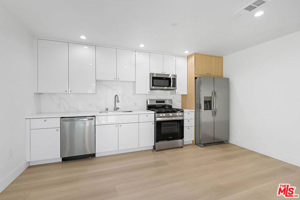North Hollywood, CA 91606,10965 Calvert #2