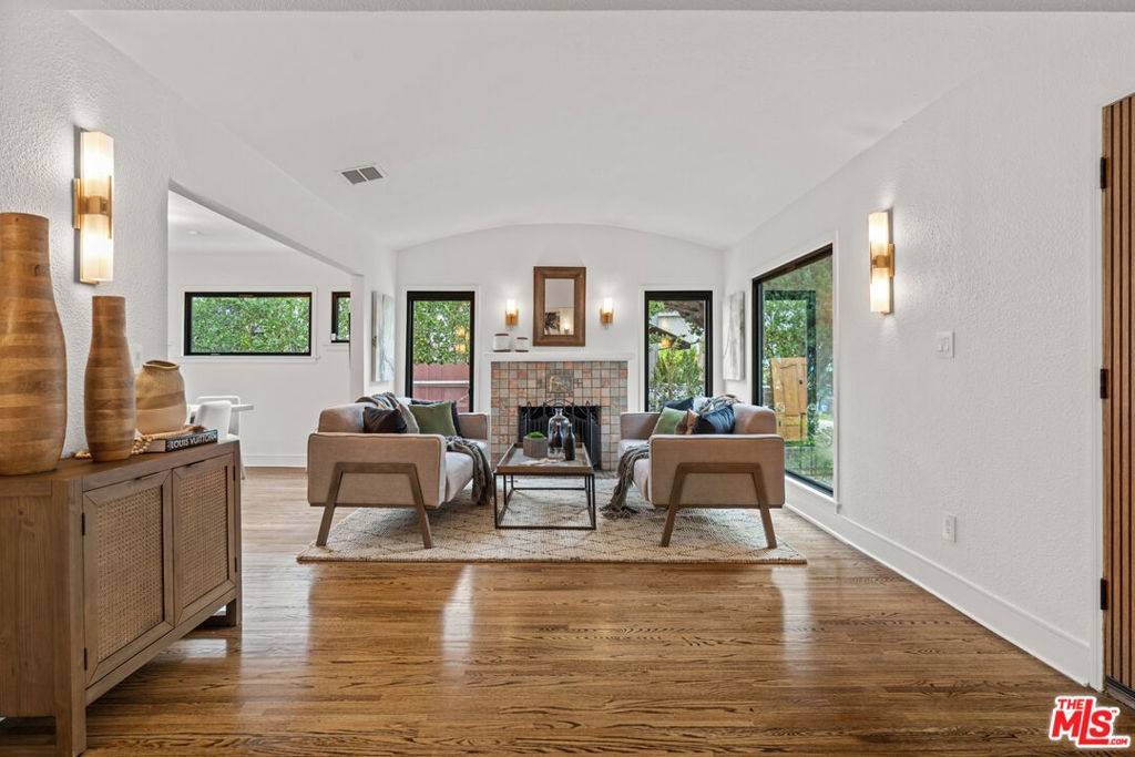 Los Angeles, CA 90046,722 N La Jolla AVE