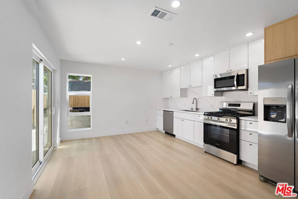 North Hollywood, CA 91606,10965 Calvert #2