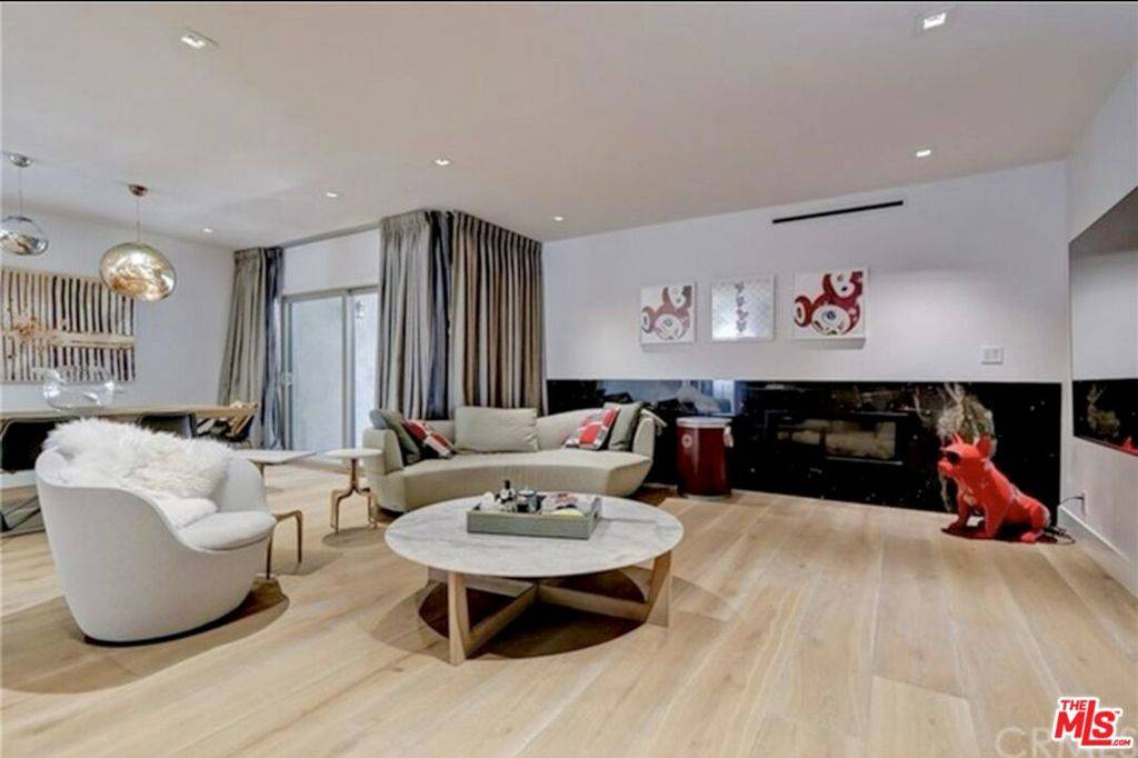 Beverly Hills, CA 90210,439 N Doheny DR #204