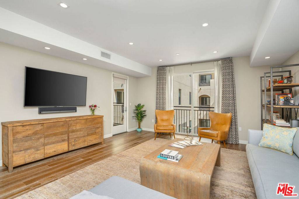 Los Angeles, CA 90049,441 S Barrington AVE #303