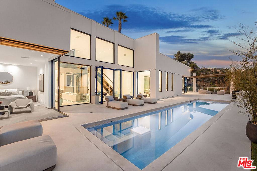Los Angeles, CA 90069,9405 Sierra Mar PL