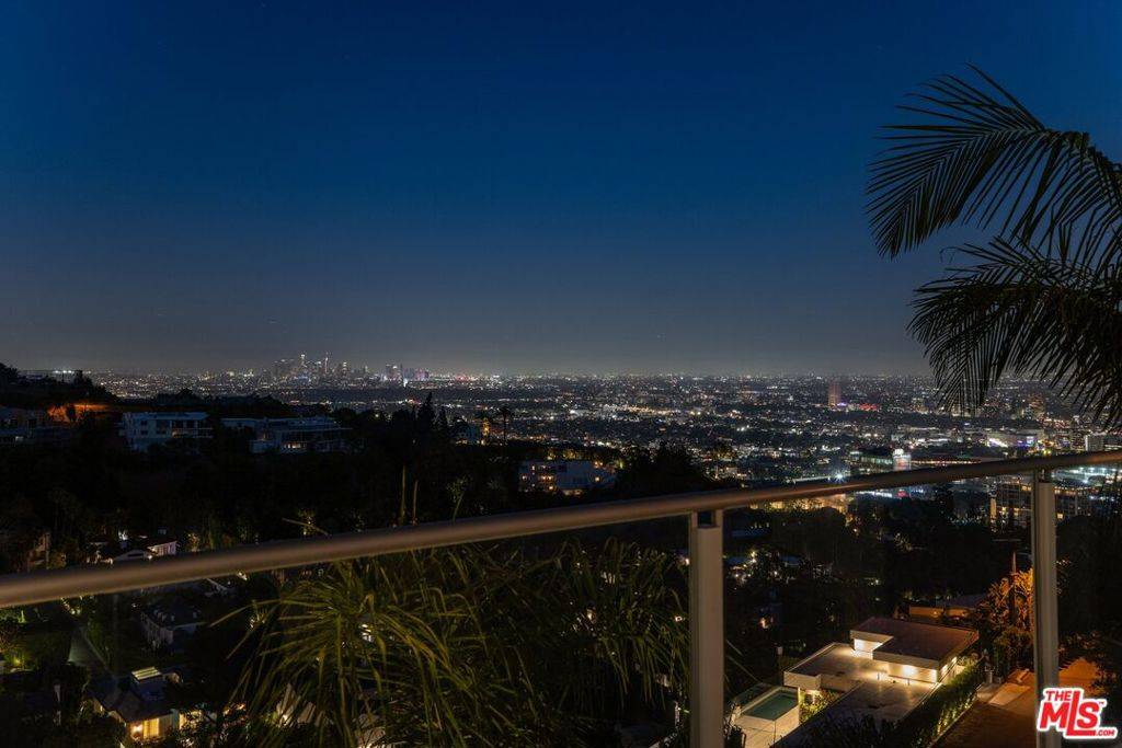 Los Angeles, CA 90069,9405 Sierra Mar PL