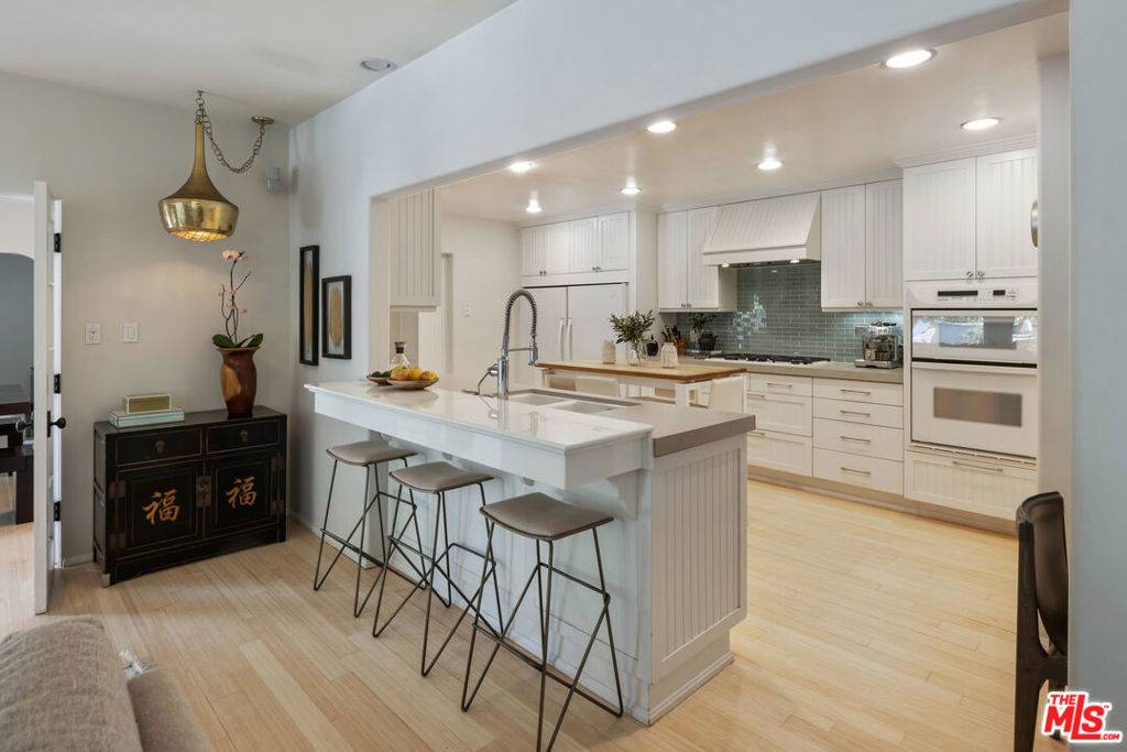 Los Angeles, CA 90046,2111 Kress ST