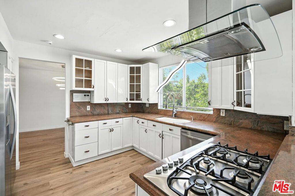 Woodland Hills, CA 91364,5128 Llano DR