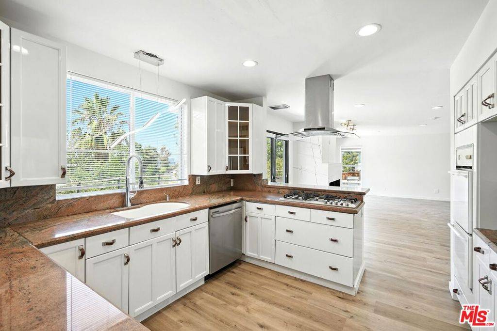 Woodland Hills, CA 91364,5128 Llano DR