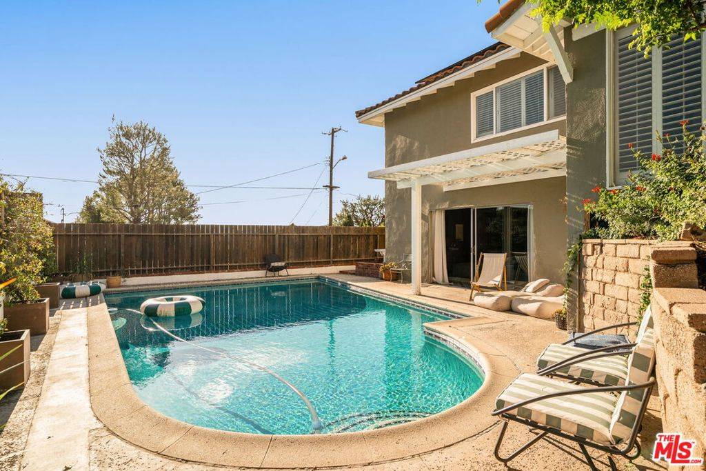 Los Angeles, CA 90065,4748 Round Top DR