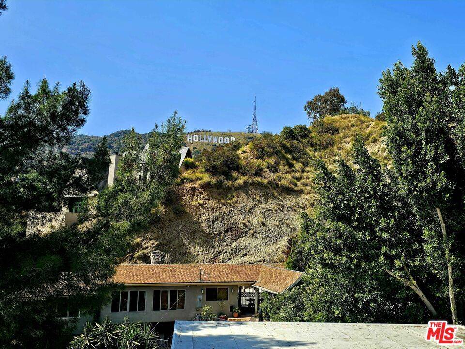 Los Angeles, CA 90068,6194 Rodgerton DR