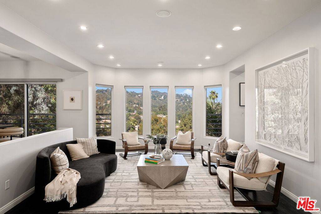 Los Angeles, CA 90068,3275 N Knoll DR