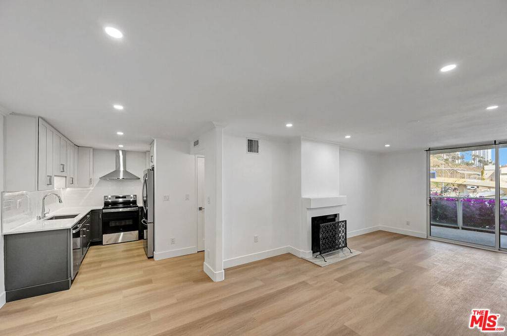 Santa Monica, CA 90402,723 Palisades Beach RD #102