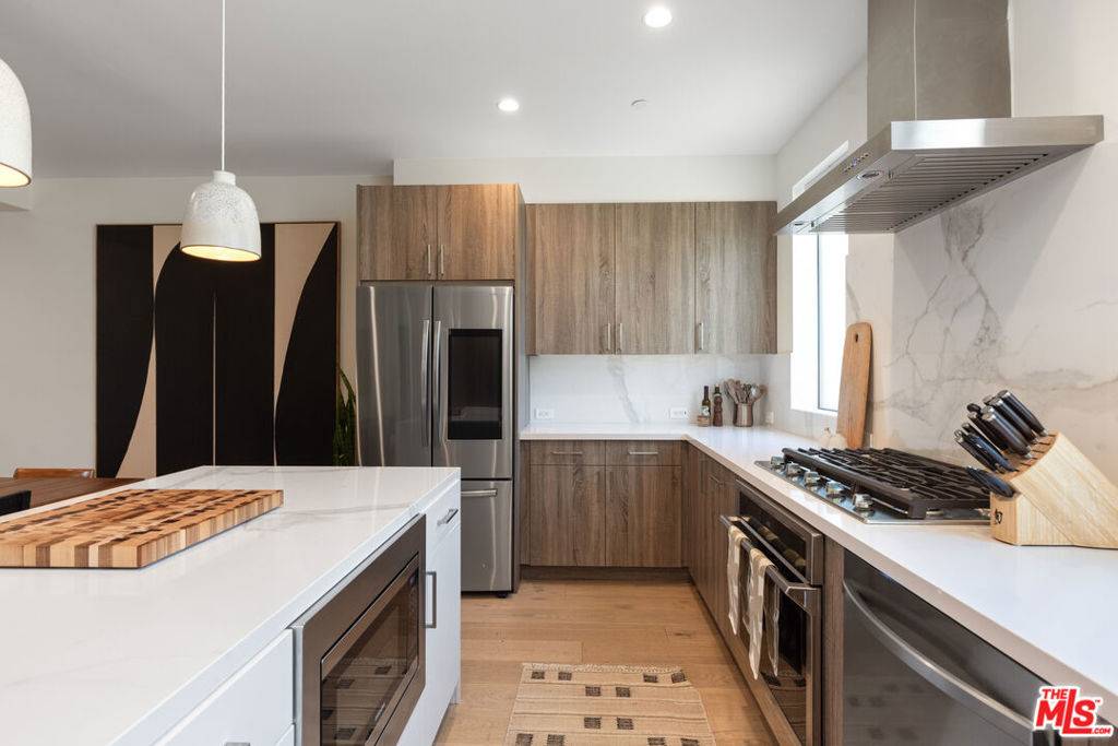 Los Angeles, CA 90038,1204 N Thomas LN