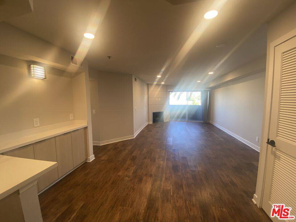 Los Angeles, CA 90036,7660 Beverly BLVD #305